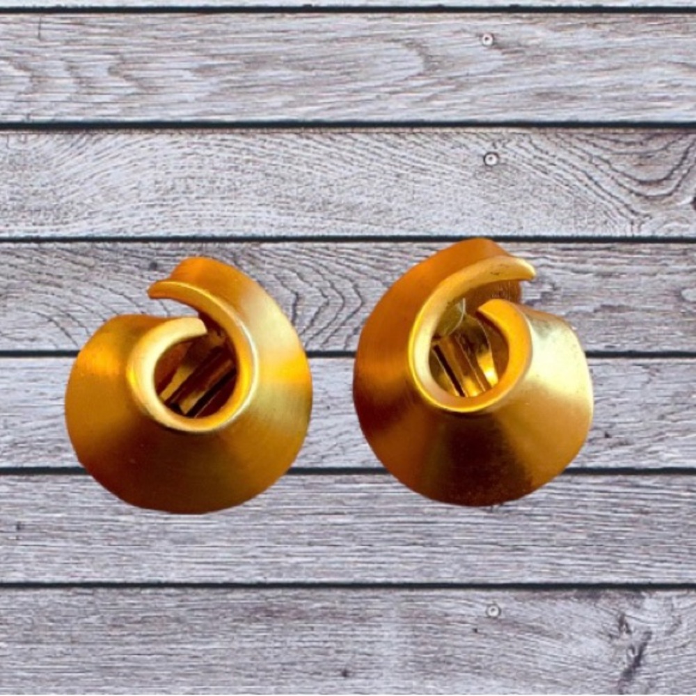 AK Anne Klein brush gold tone clip on earings vintage. classic stunning.